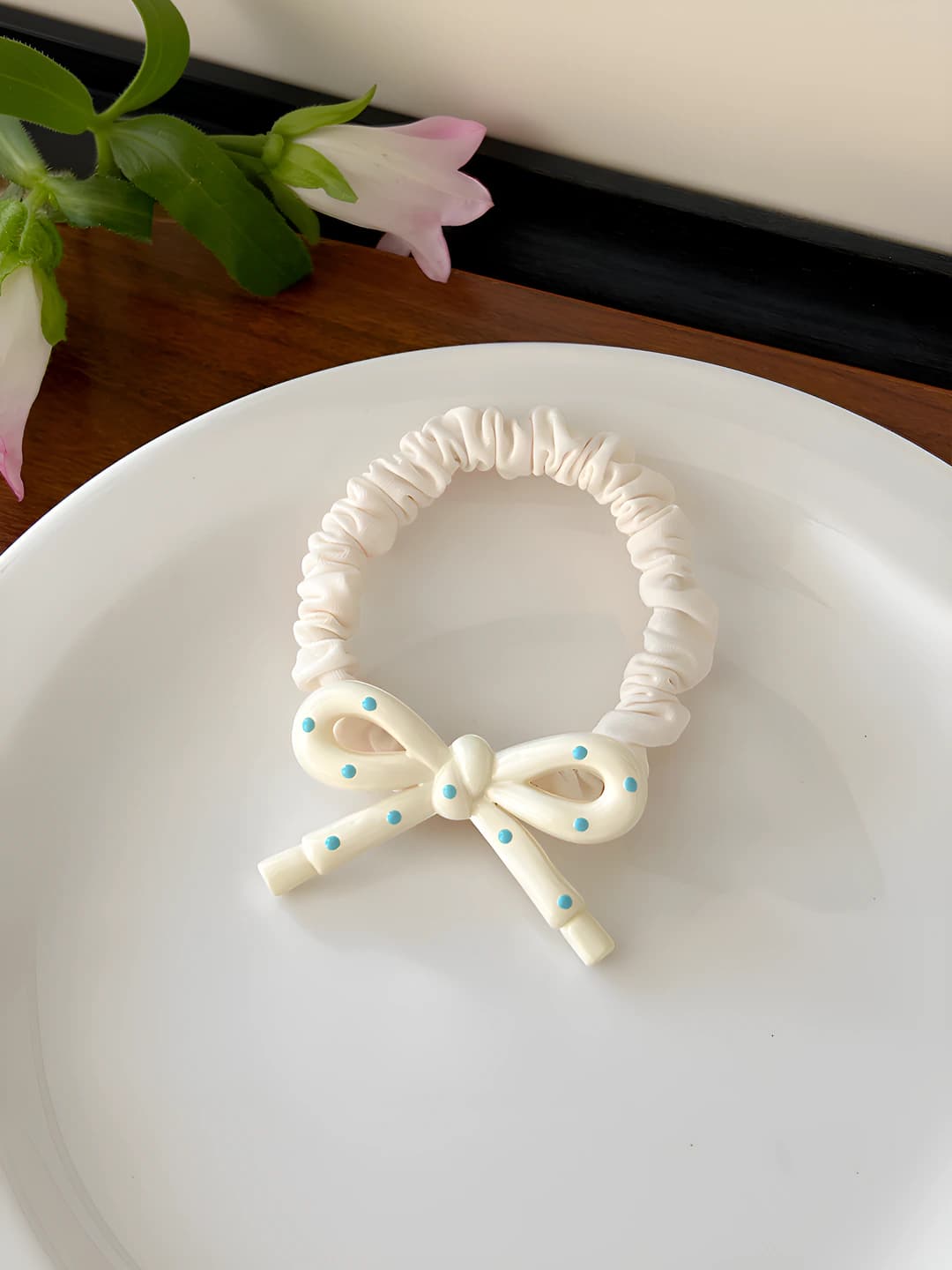 White hair tie