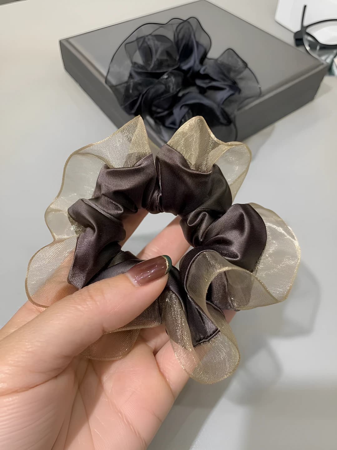 Women's stretchy hair tie with mesh in light luxury style