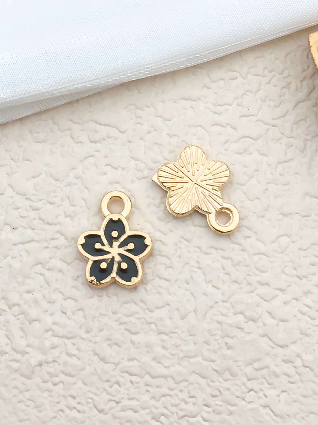 1 pc Black small sakura 9x12mm-0.5g