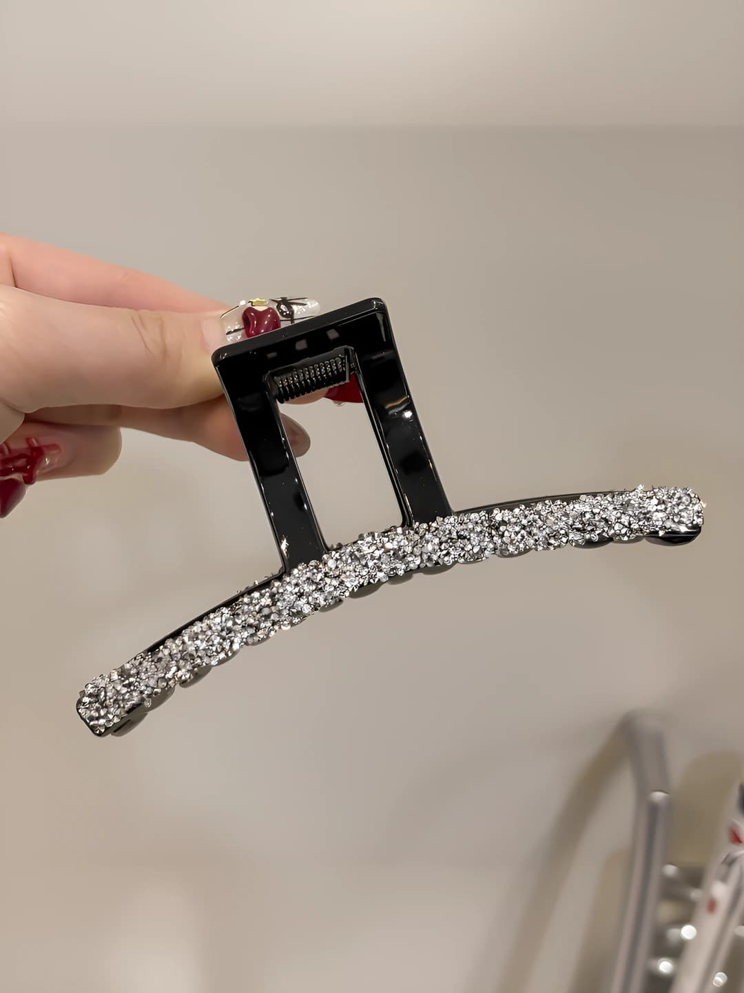 Серебряный, с мелкими бриллиантами