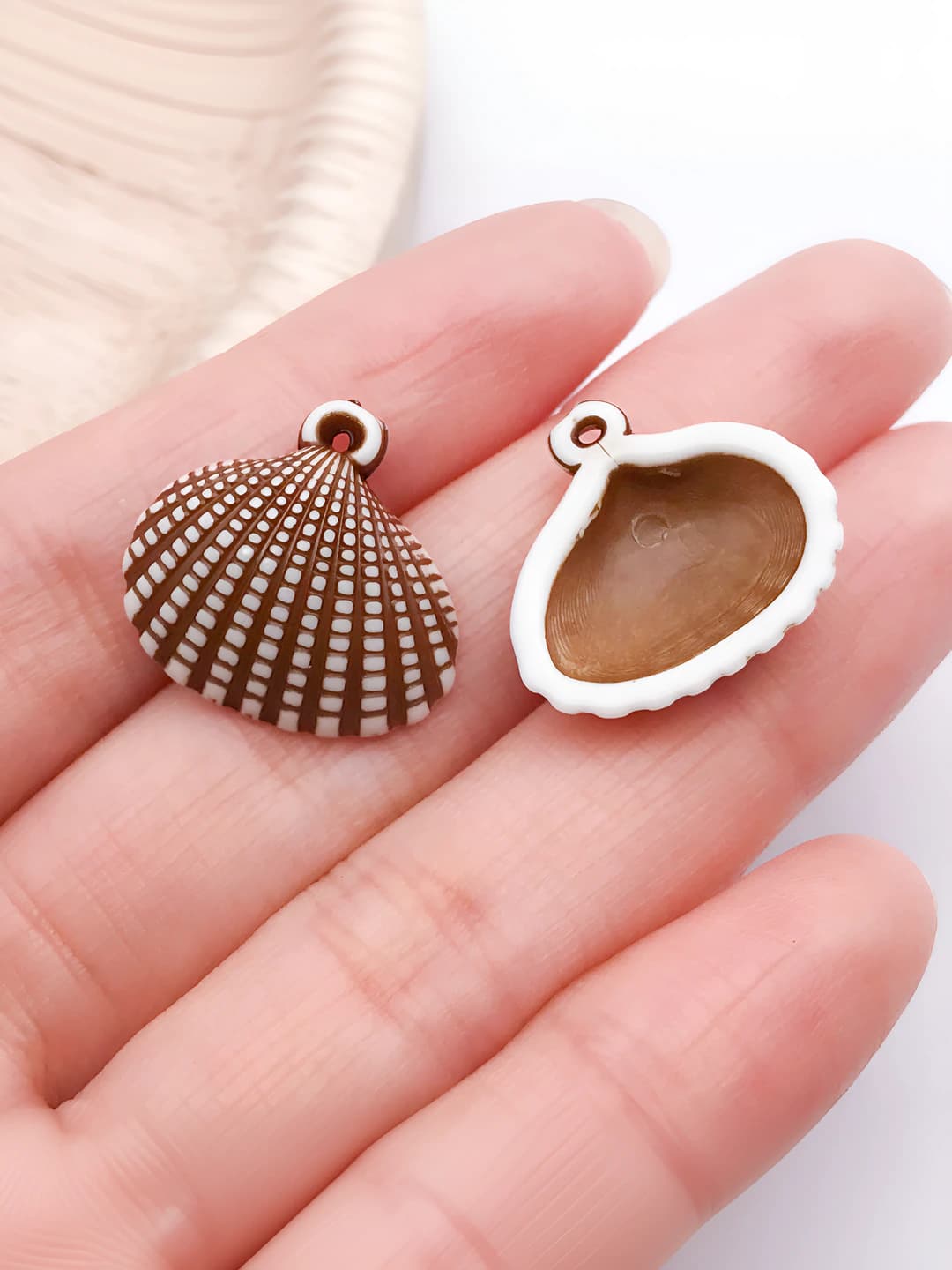 Коричневый акрил, 19x19mm, 0.5g