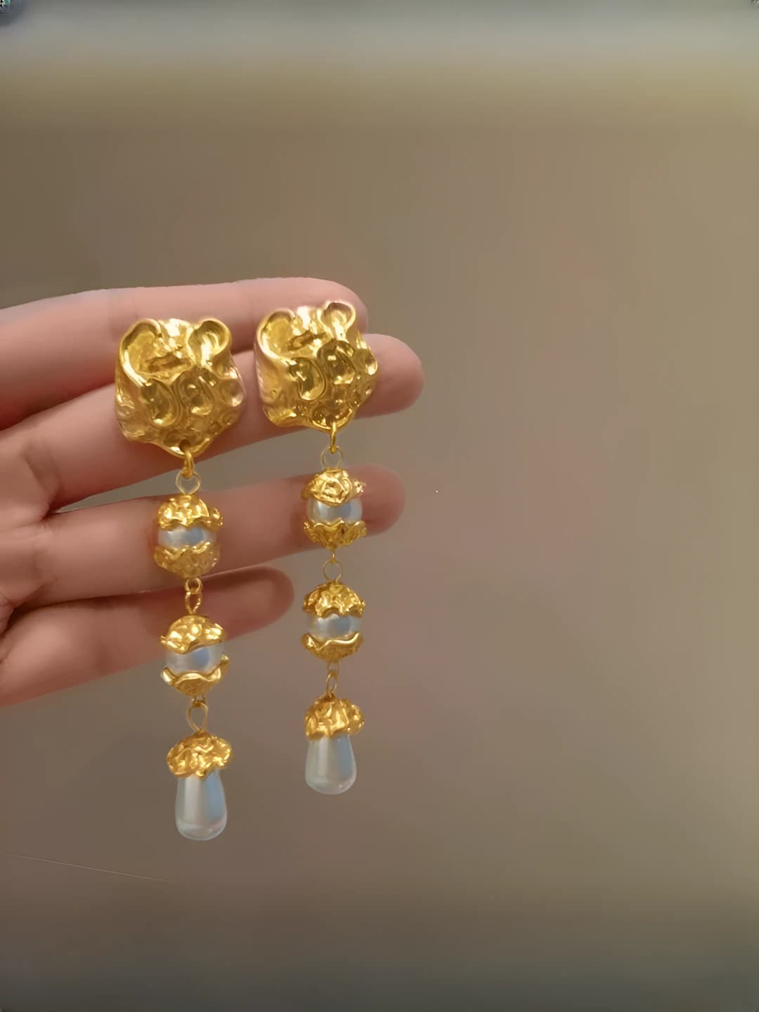 Gold pearl tassel stud