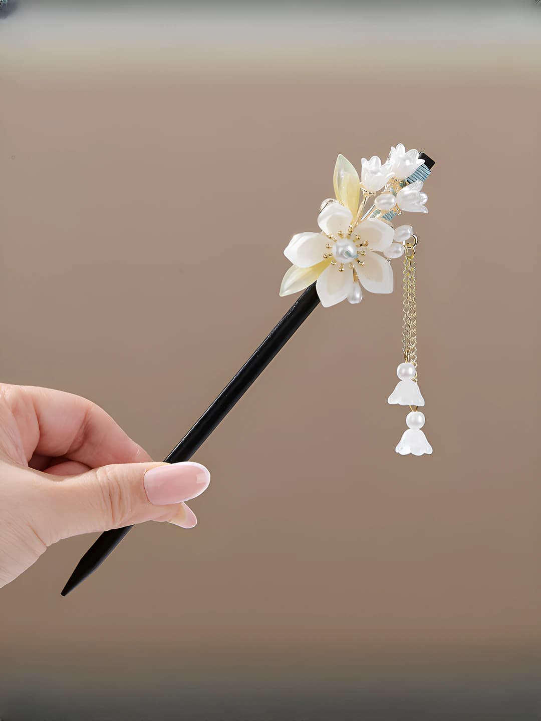 Five-petal flower white