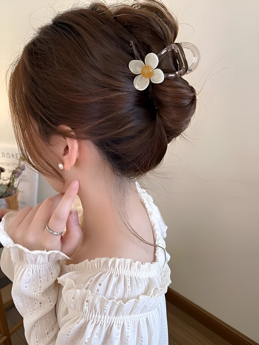 Beige four-petal flower 8 cm