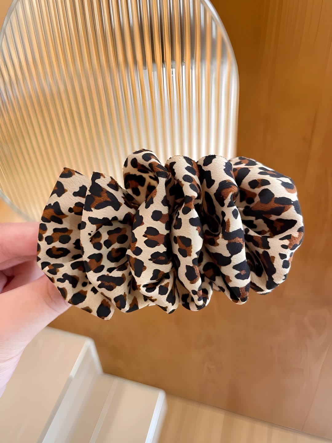 3# Bej kofe leopard banan klipsi - poydevi 10 sm, umumiy 11.5 sm