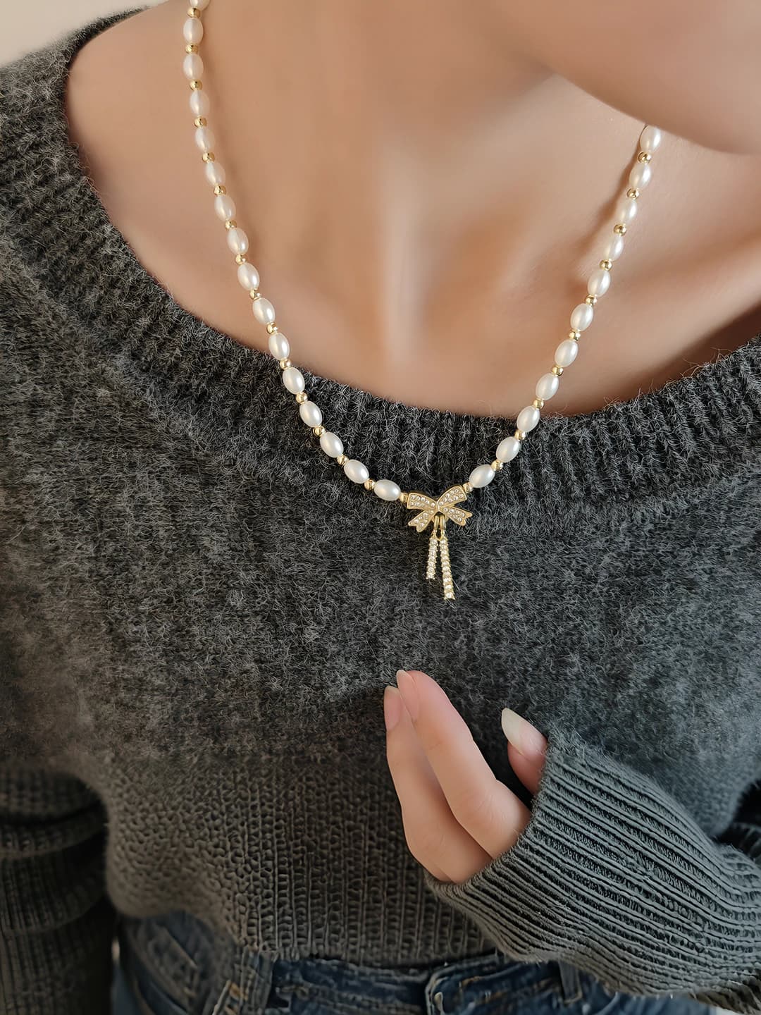 Bow necklace