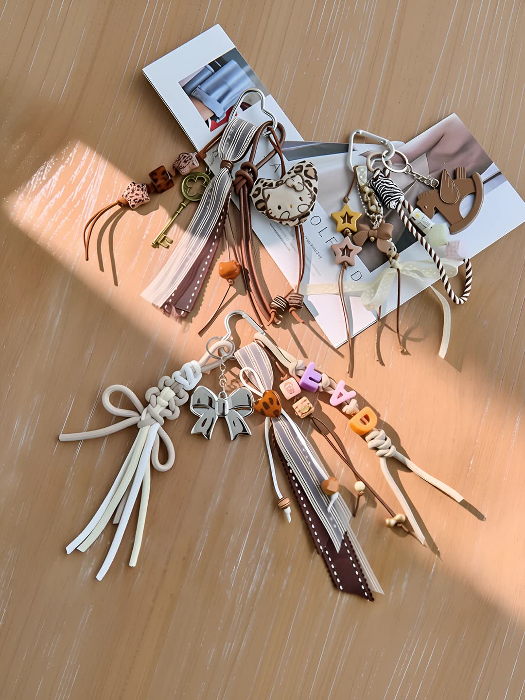 Women's keychain: handmade Miu style, leather and rope, small animal pattern, design elements: pearl, shells, stars, flow and Saturn