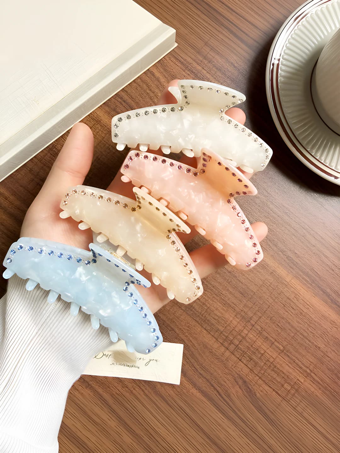 Ayollar uchun soch toʻgʻnagʻichlari va taroqlar: PVC materialdagi, fransuz retro uslubidagi, dizayn elementi — oqimli, qoʻlda ishlangan, katta hajmdagi, diamantli, yuqori darajadagi koʻrinishdagi aqula toʻgʻnagʻich
