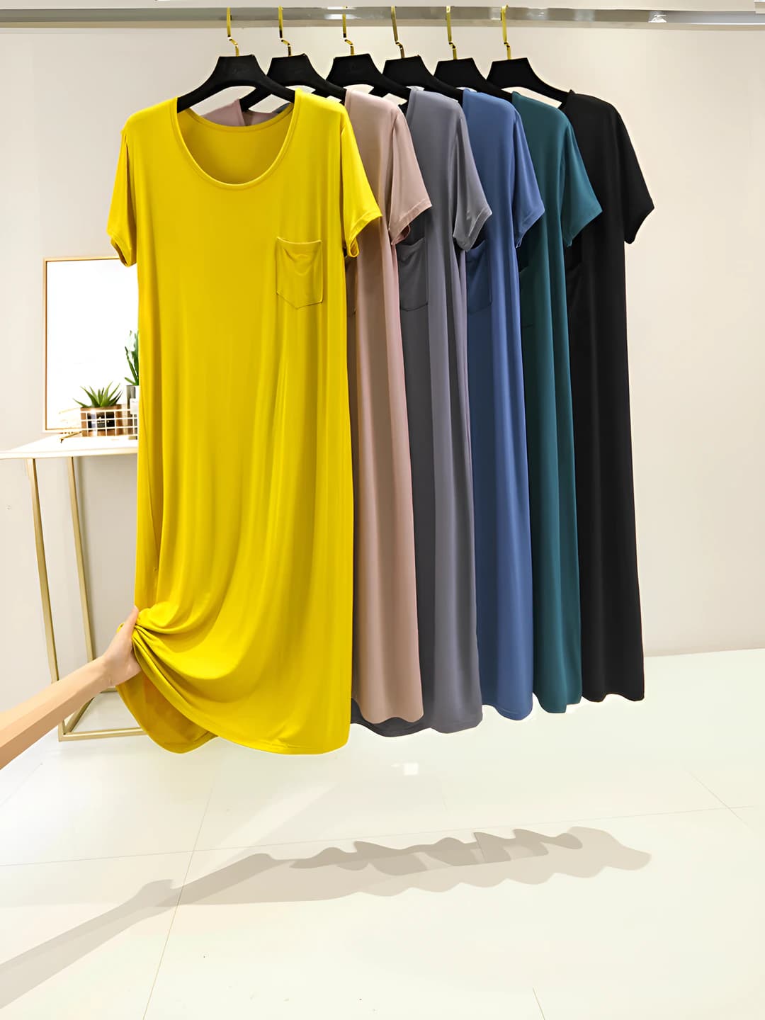 Ayollar uchun yozgi tungi ko'ylak, bo'sh (oversize) katta o'lcham, yupqa, kalta yeng, uzun yubka, dumaloq yoqa, bir rangli, muz-ipak mato, uy kiyimi