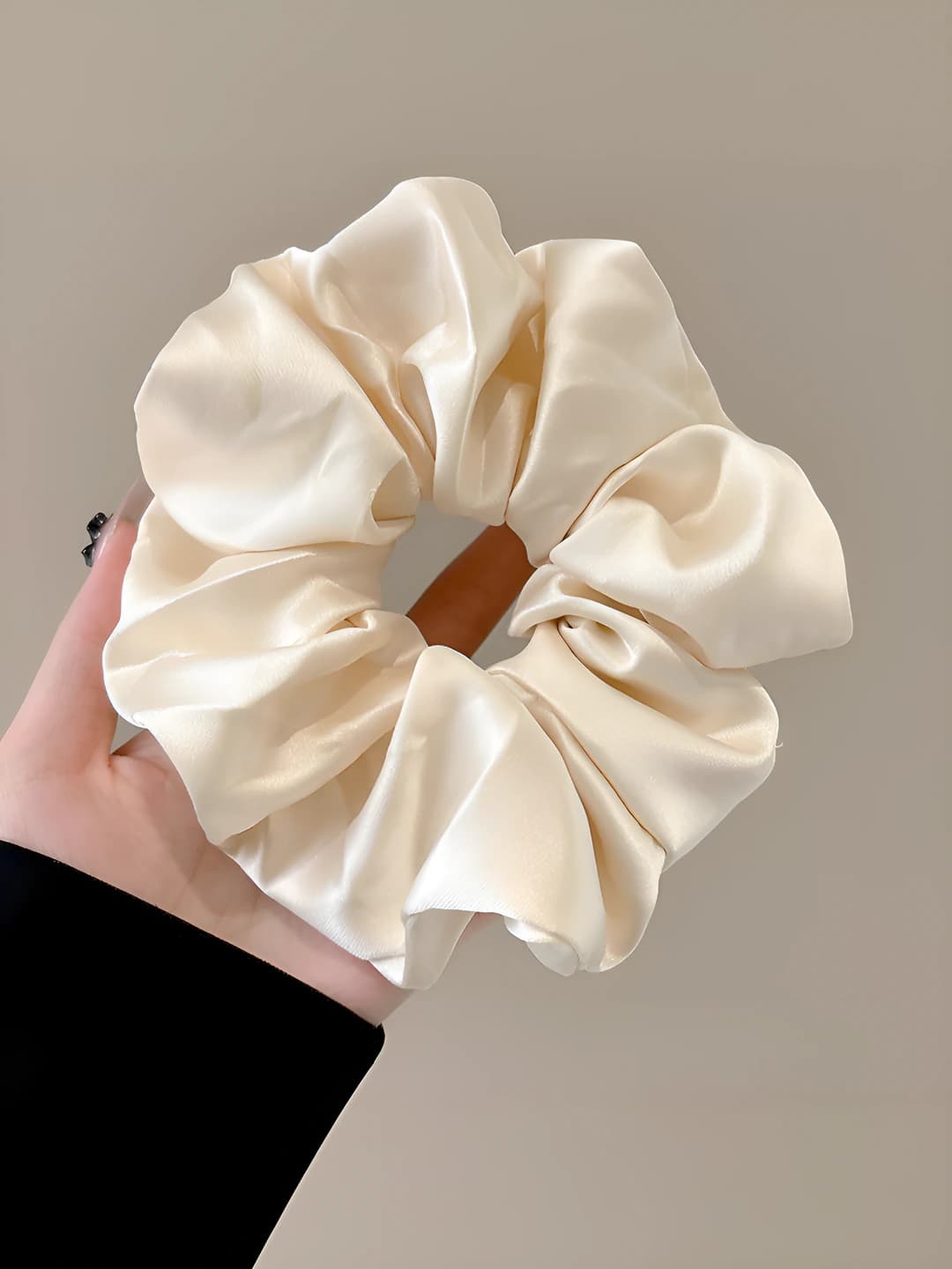 4# Large, off-white, ~13 cm