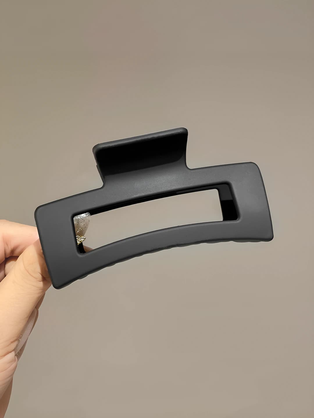 Qora kvadratli klips, uzunligi 10 sm, kengligi 4.5 sm
