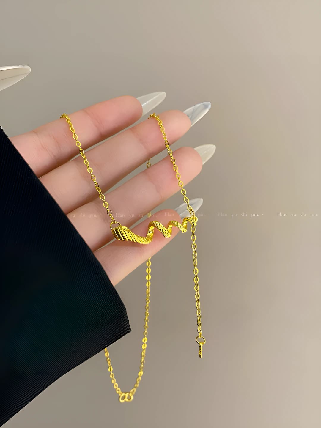 Women's short chain necklace with small gold snake pendant, sweet style, autumn-winter