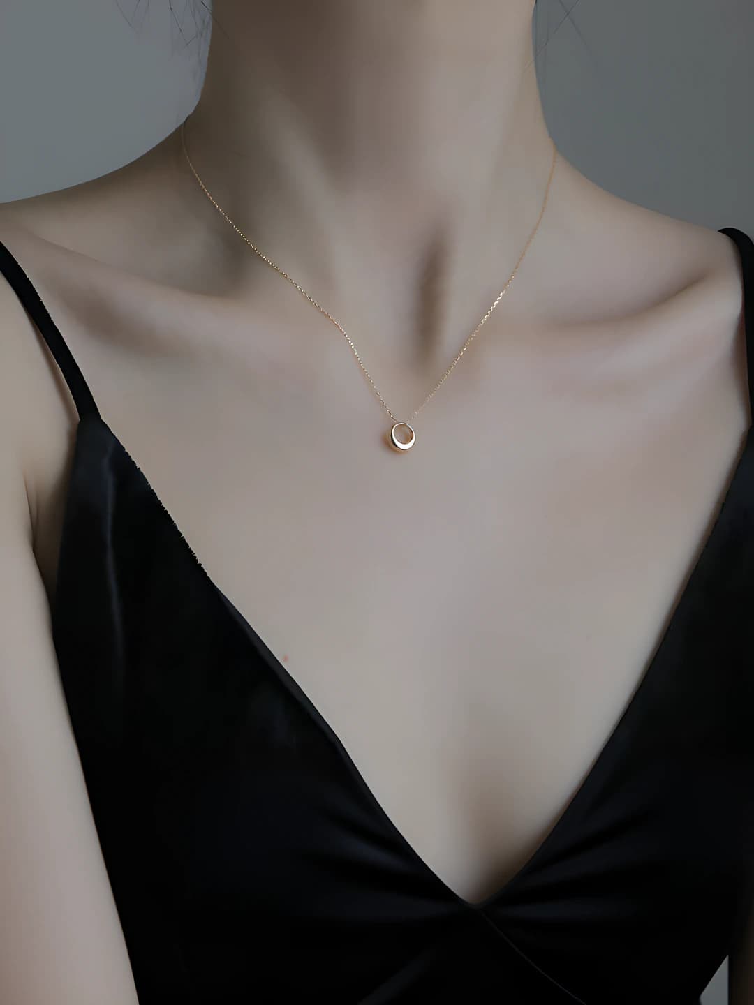 Women's cold tone teardrop simple collarbone chain, O-link, design elements: wave and rainbow, fashion OL style