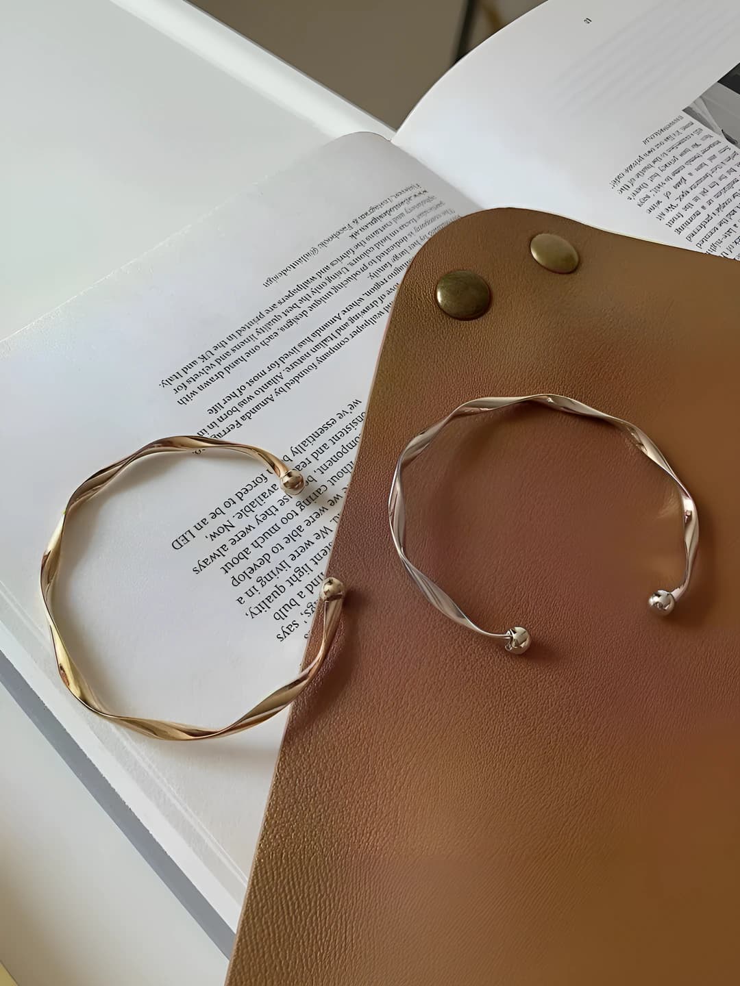 Ayollar uchun titan po'latdan to'lqinli ochiq halqa, oltin qoplamali, minimal uslubdagi retro dizayn elementi