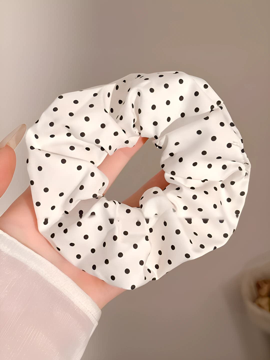 White polka dot, 11 cm