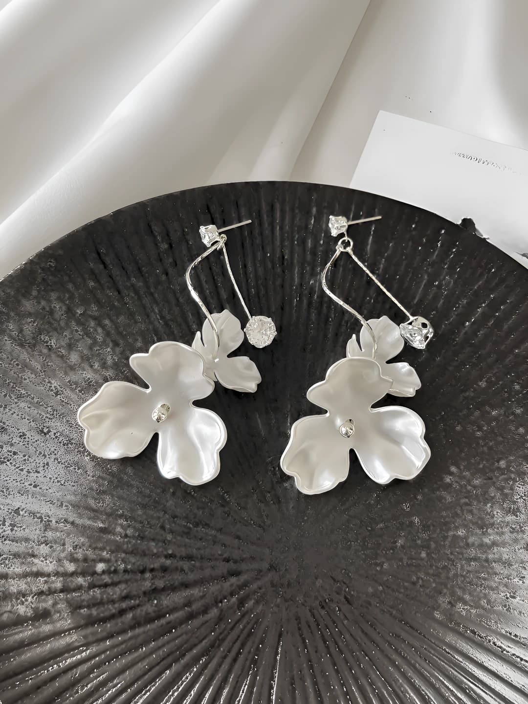Zircon 3-petal tassel stud earrings