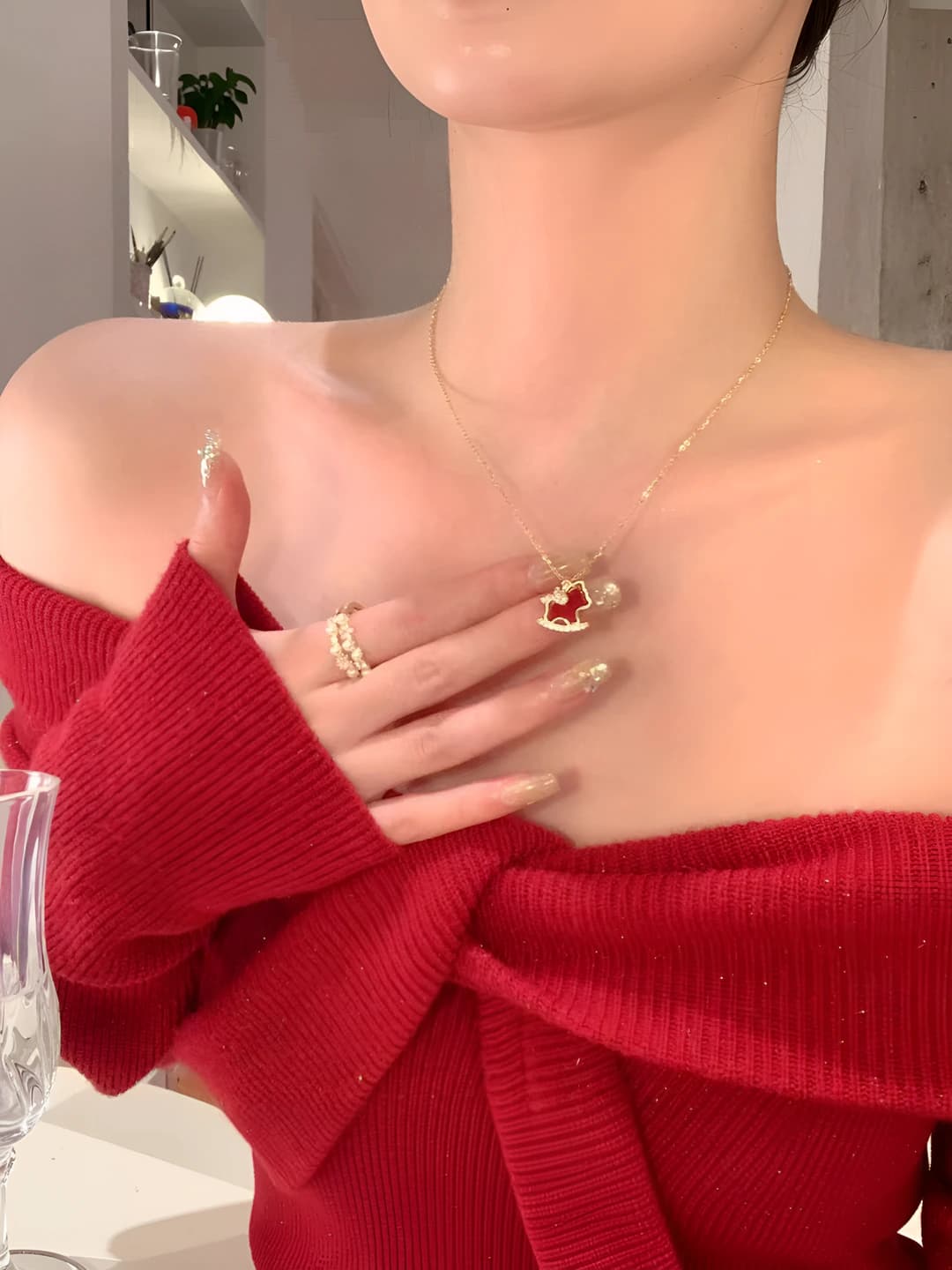 Красный, эмаль, циркон, лошадка