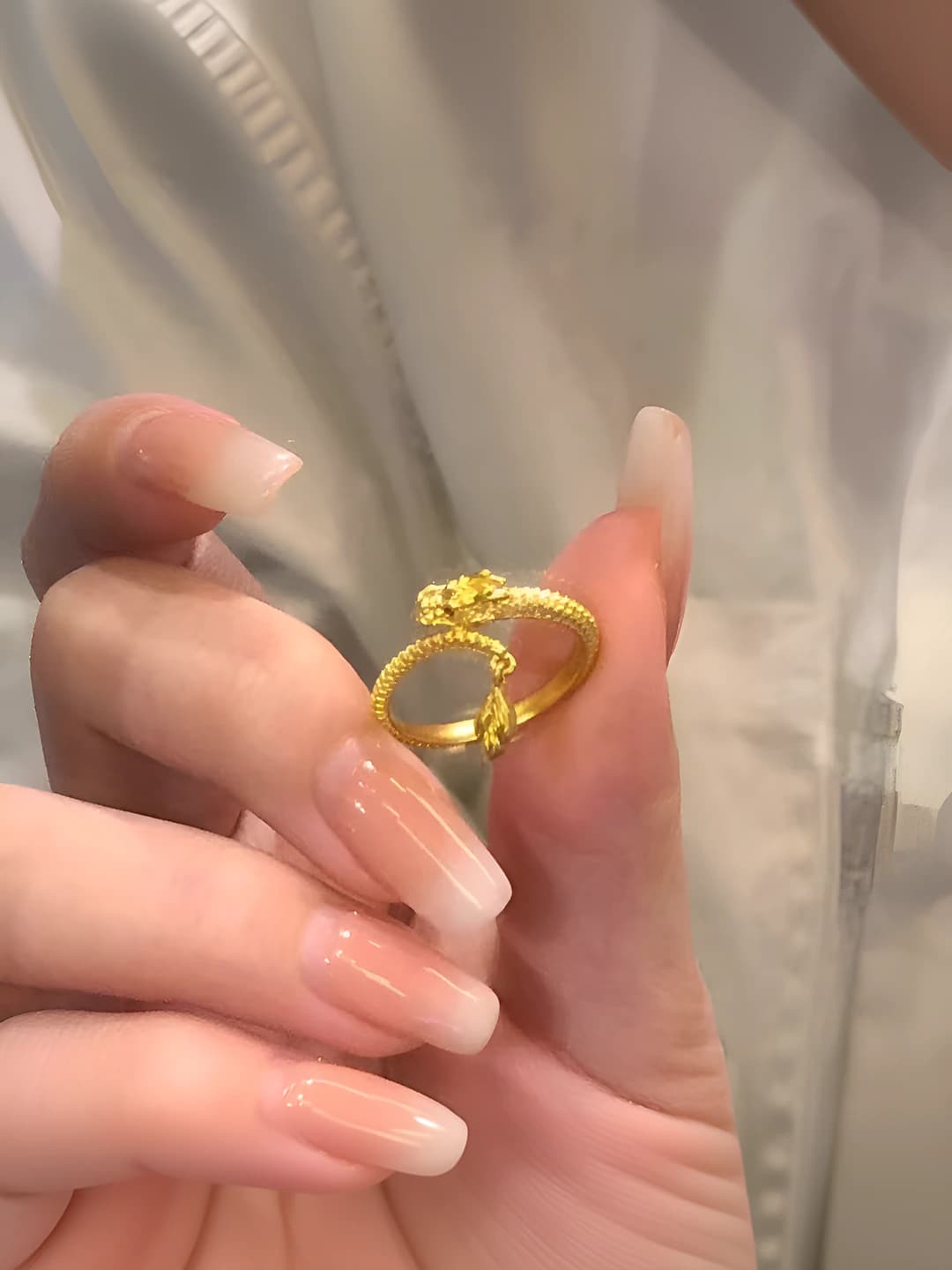 Women's gold ring with adjustable size, geometric shape, dragon tail details and dragon scales