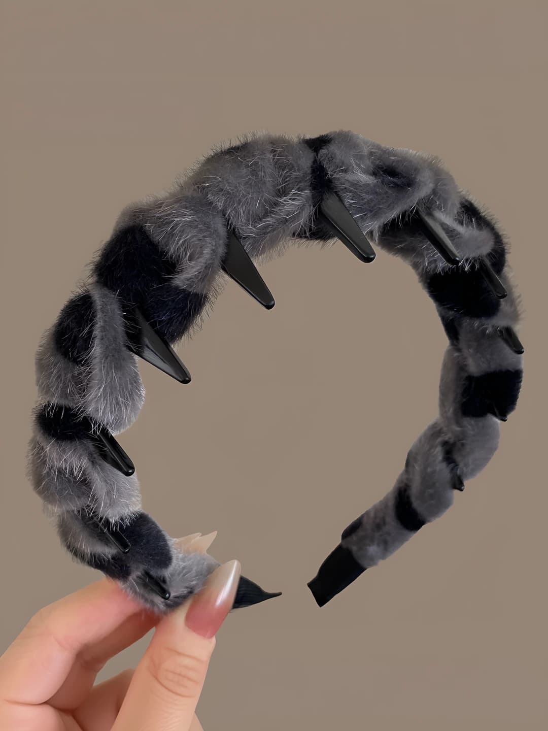 Fuzzy toothed headband with dots [Grey]