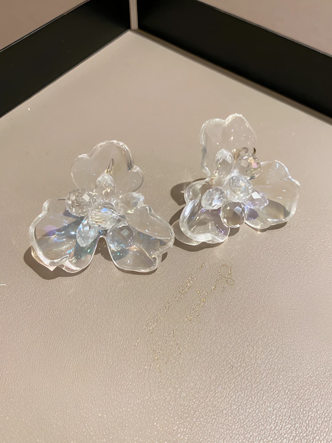 107# Silver post - White flowers