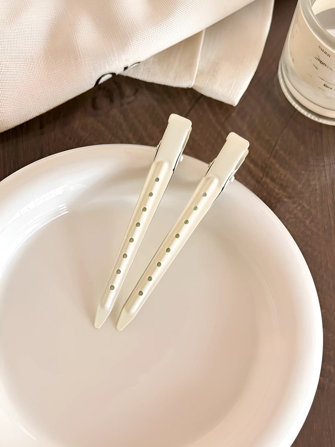 White hair clips (2 pcs)