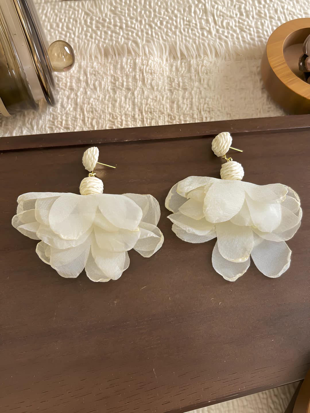 Beige chiffon flower tassel stud earrings (925 silver)