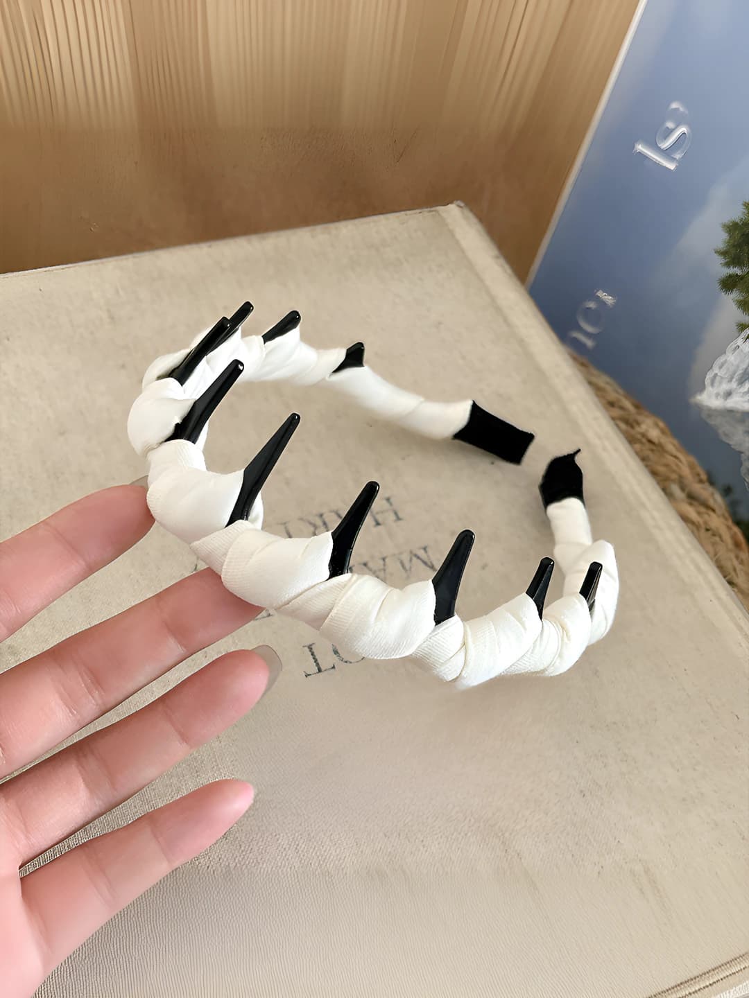 White toothed headband