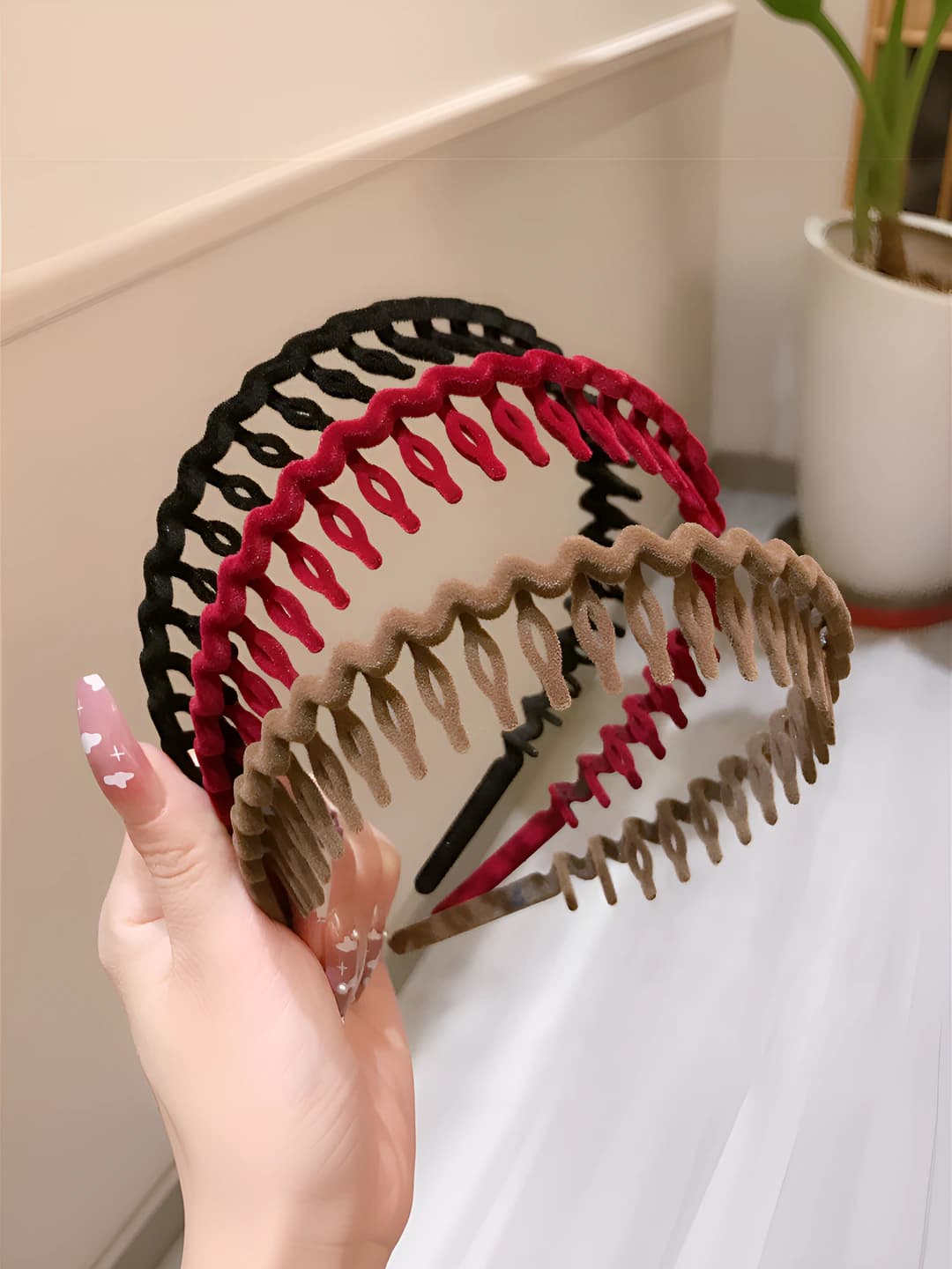 Women's red velvet toothed headband, simple design and hair clip for bangs