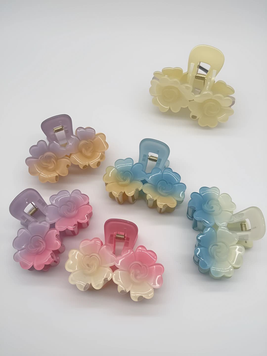 Ayollar uchun gullar shaklidagi soch toʻgʻnagʻichlari (tishli toʻgʻnagʻichlar), plastik, oʻrta oʻlcham, rangli, qoʻlda ishlangan, tulpan dizayn elementi
