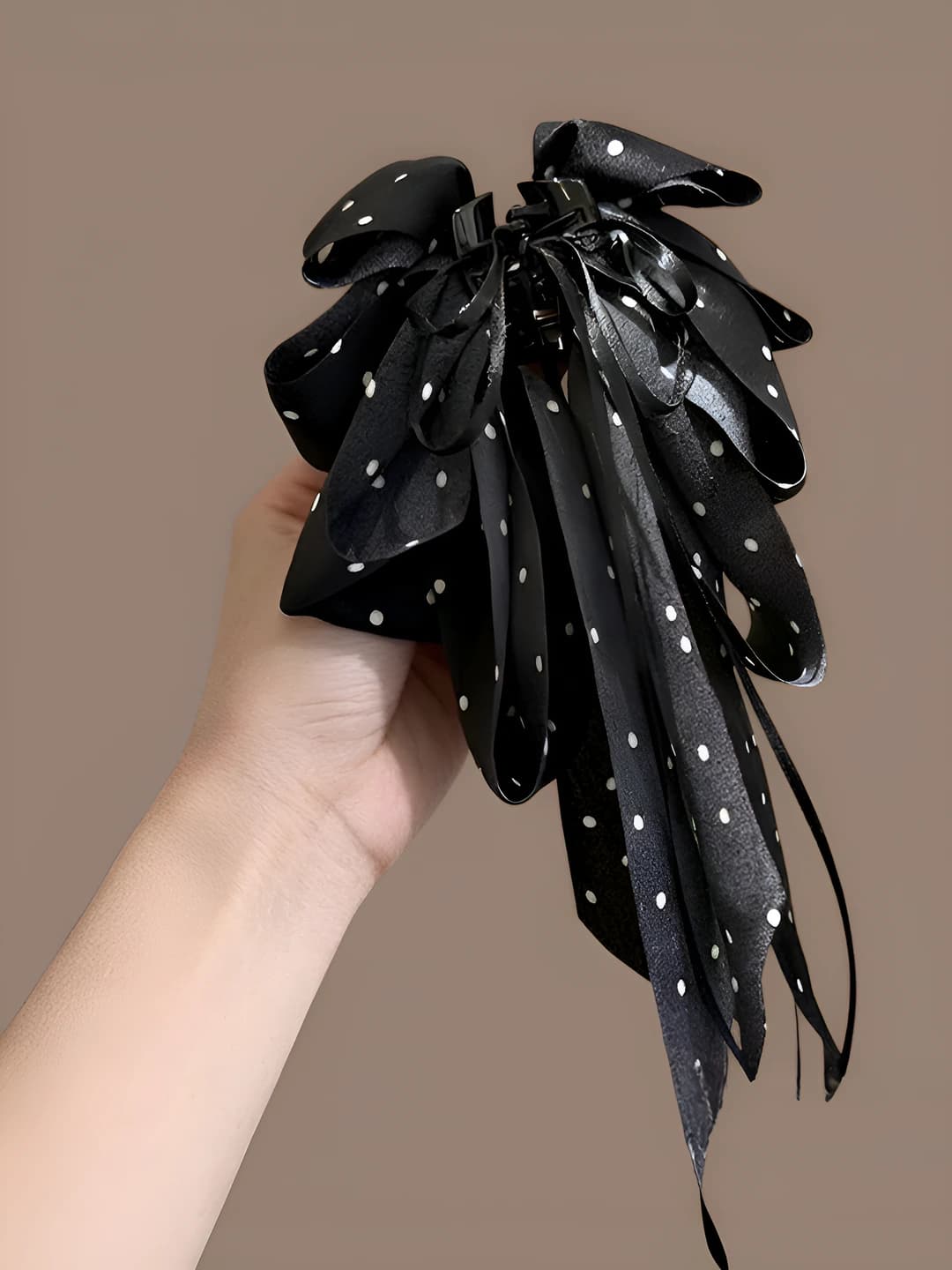 Black polka dot tassel - 23 cm