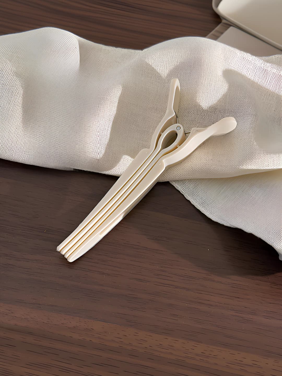 Off-white clip