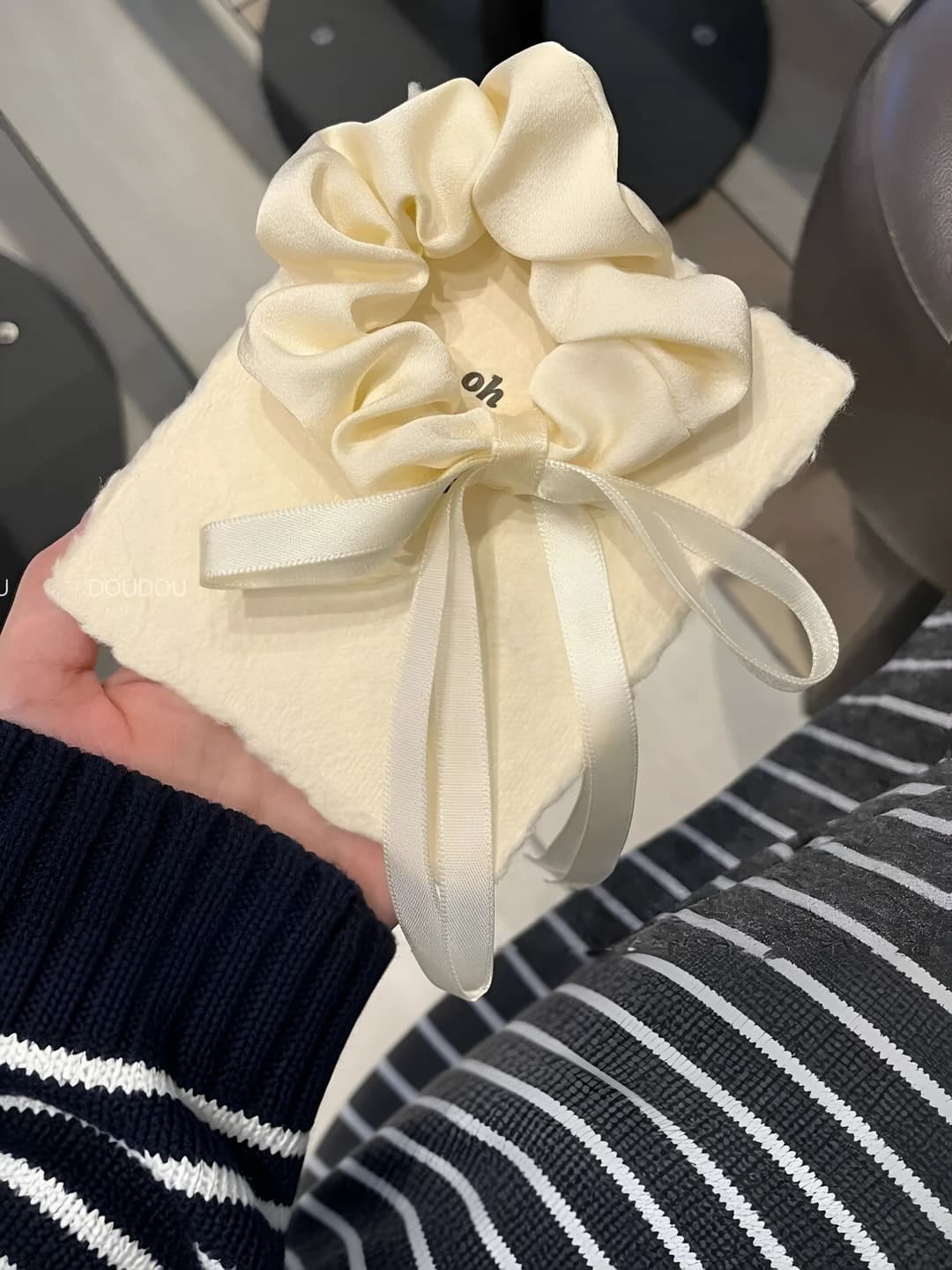 White, bow 9 cm