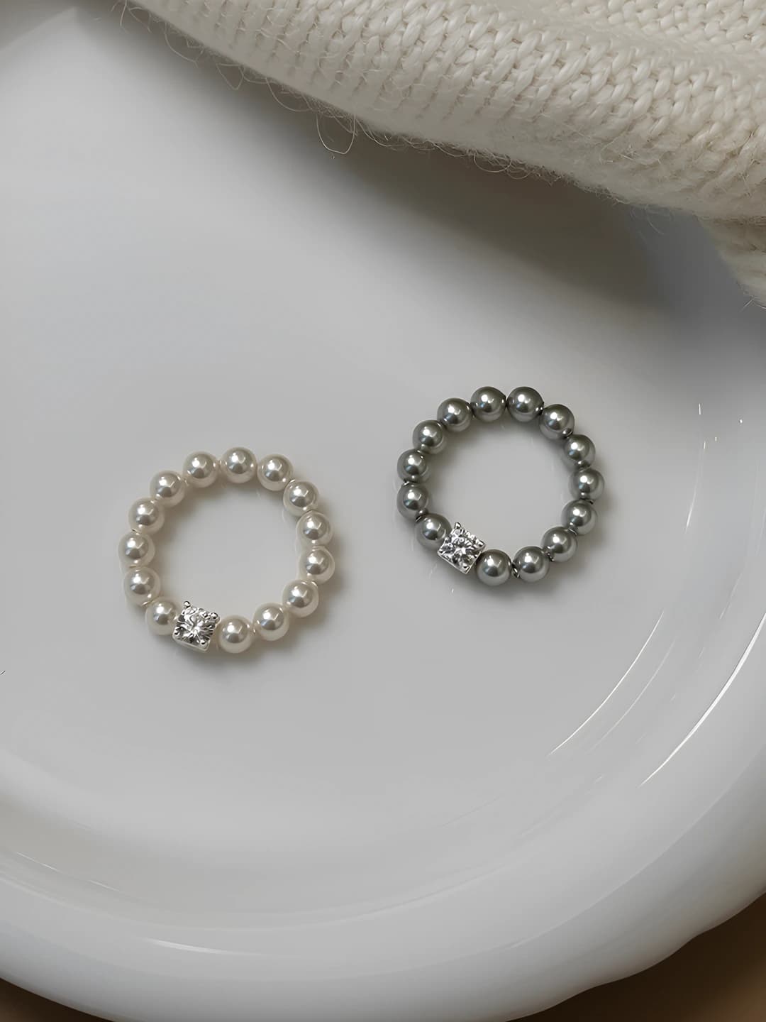 Ayollar uchun kulrang simli pearl va zirkonli uzuk, retro uslub, elastik dizayn elementi