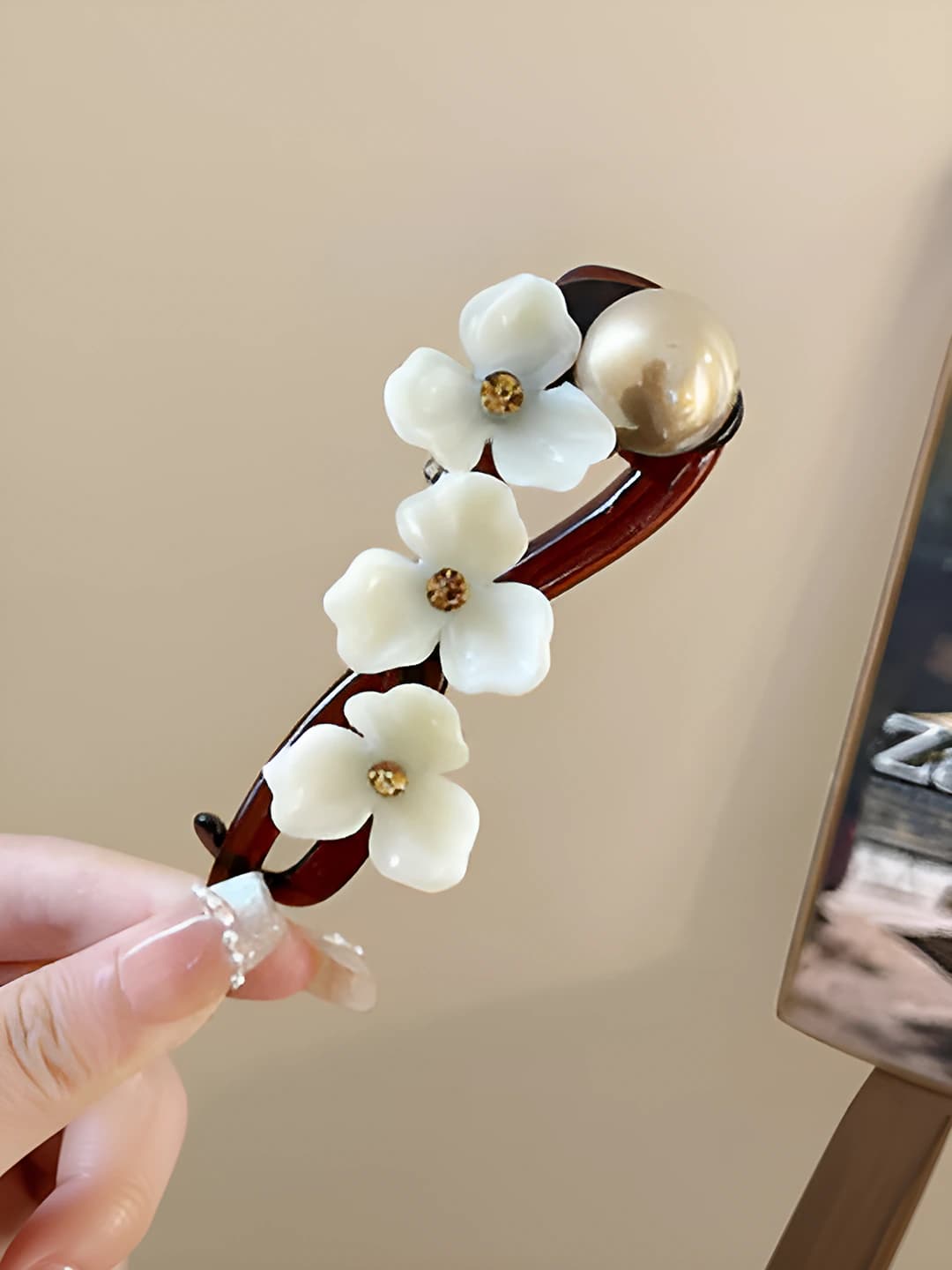 Champagne, floral, ~10.5 cm
