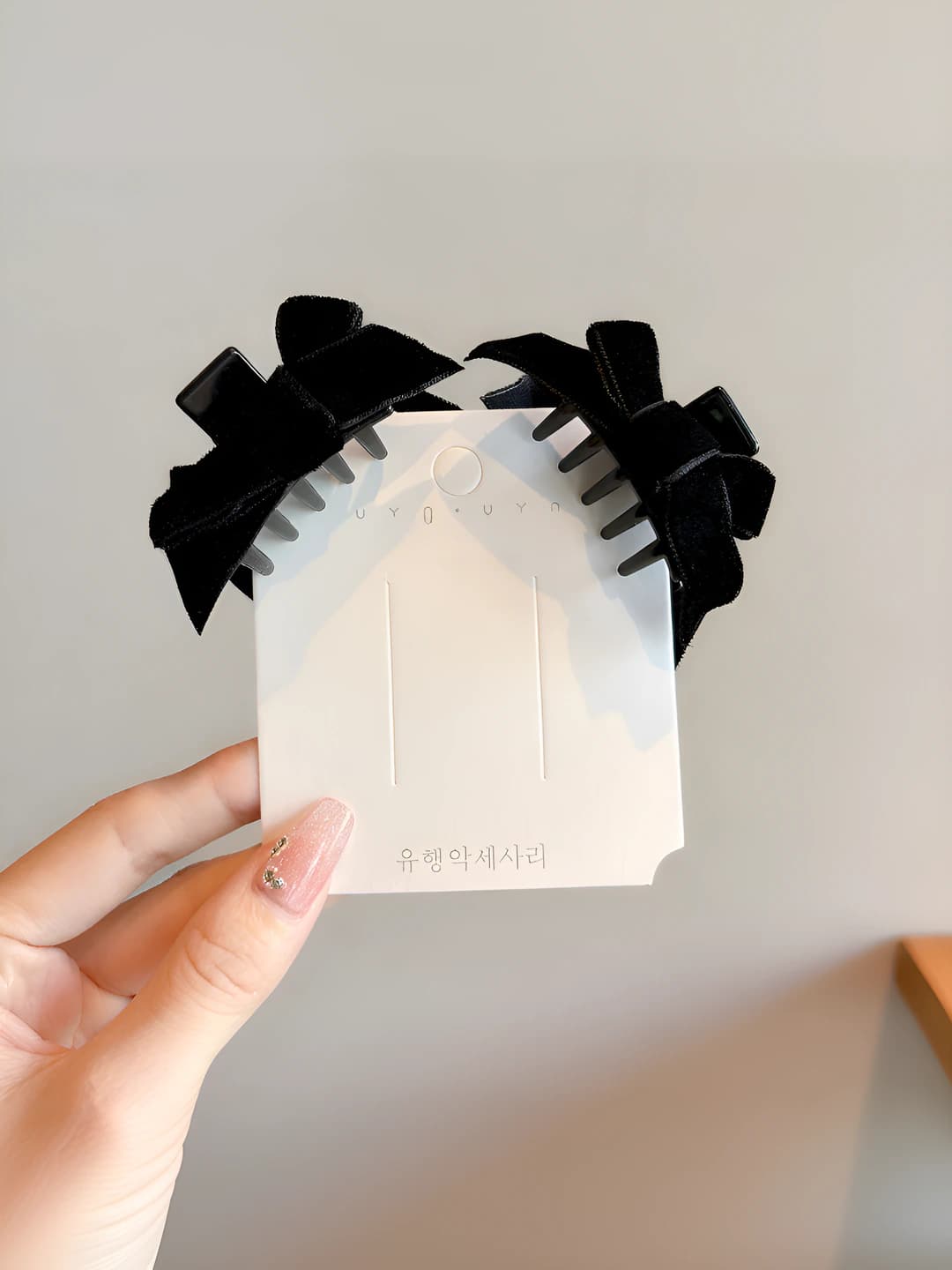 1 pair of velvet clips
