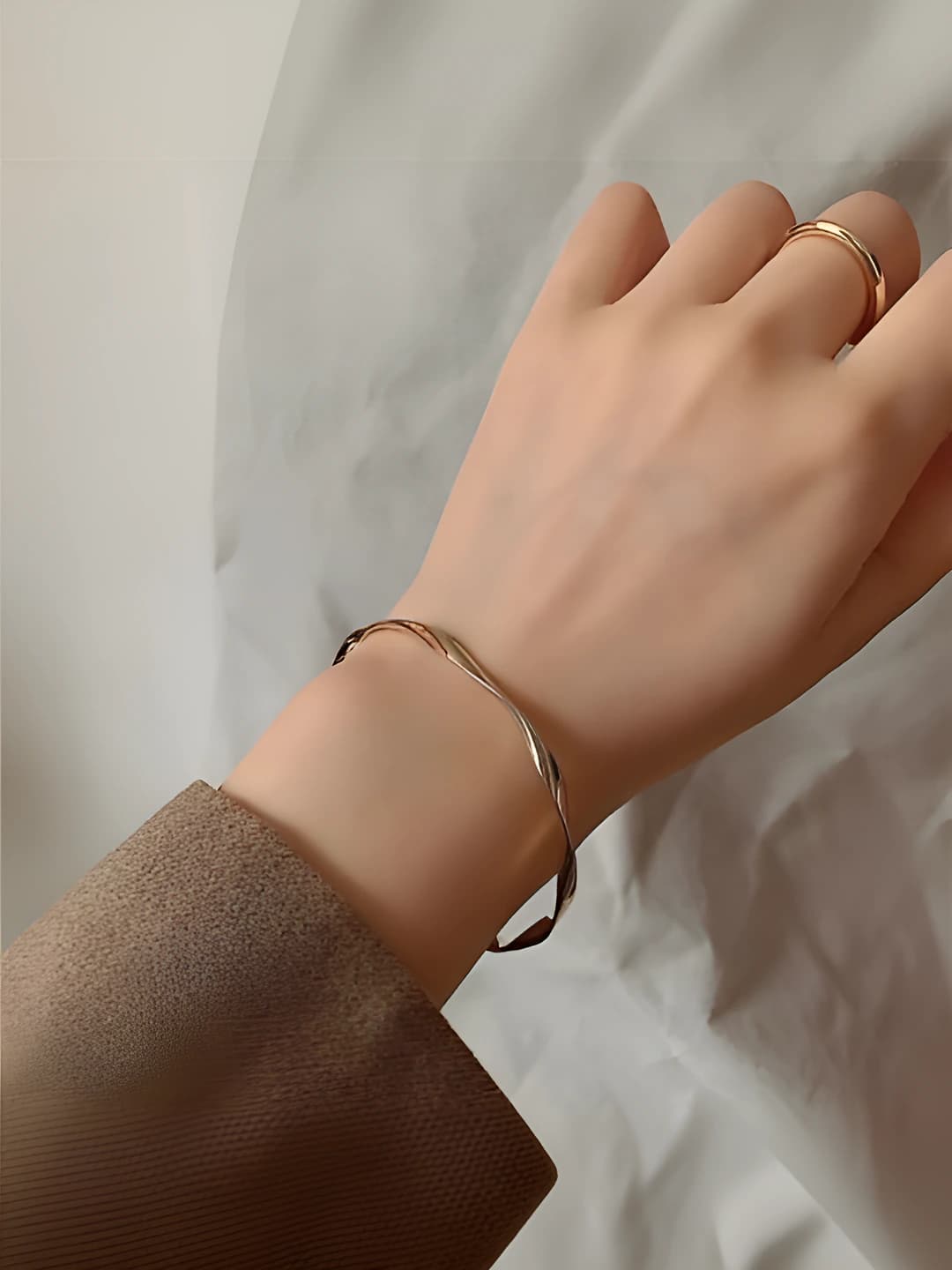 Women's metal bracelet with oval design, fashionable OL style