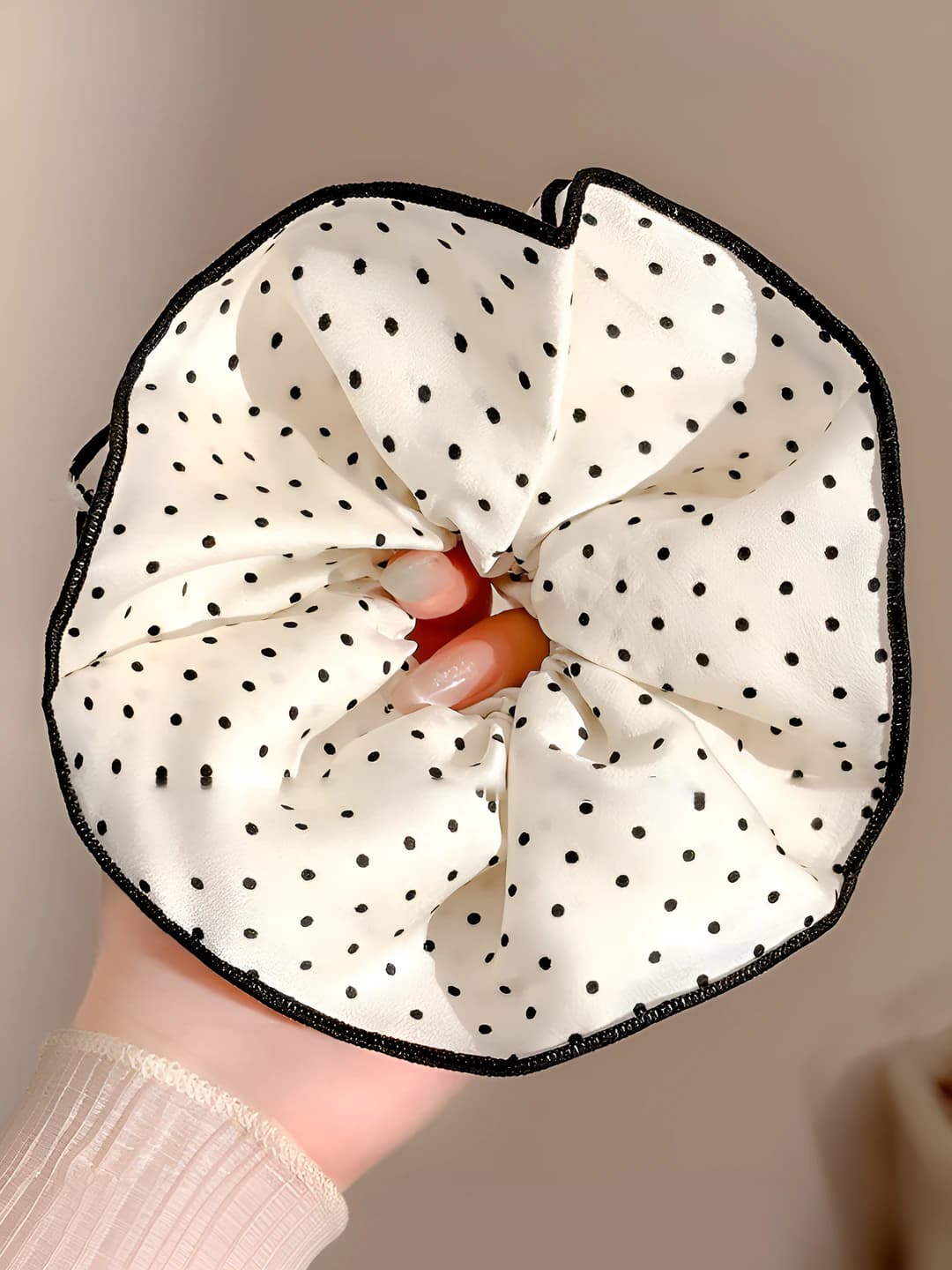 Off-white polka dot, 17 cm