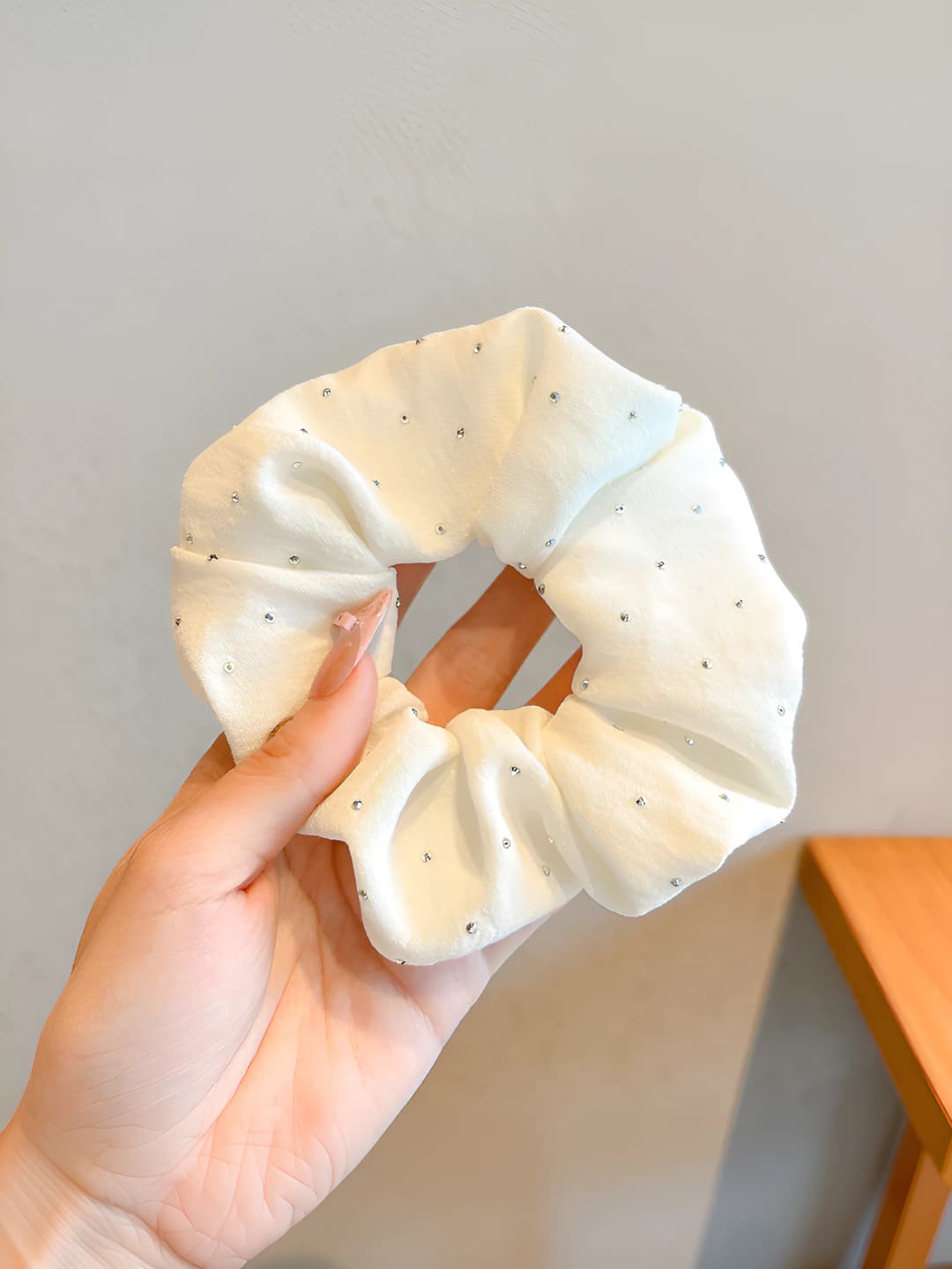 Молочный, с кристаллами, большой