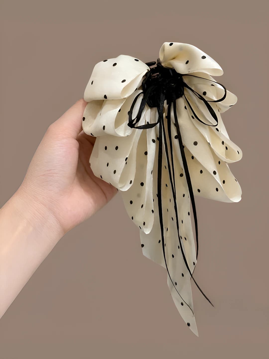 White polka dot tassel - 23 cm