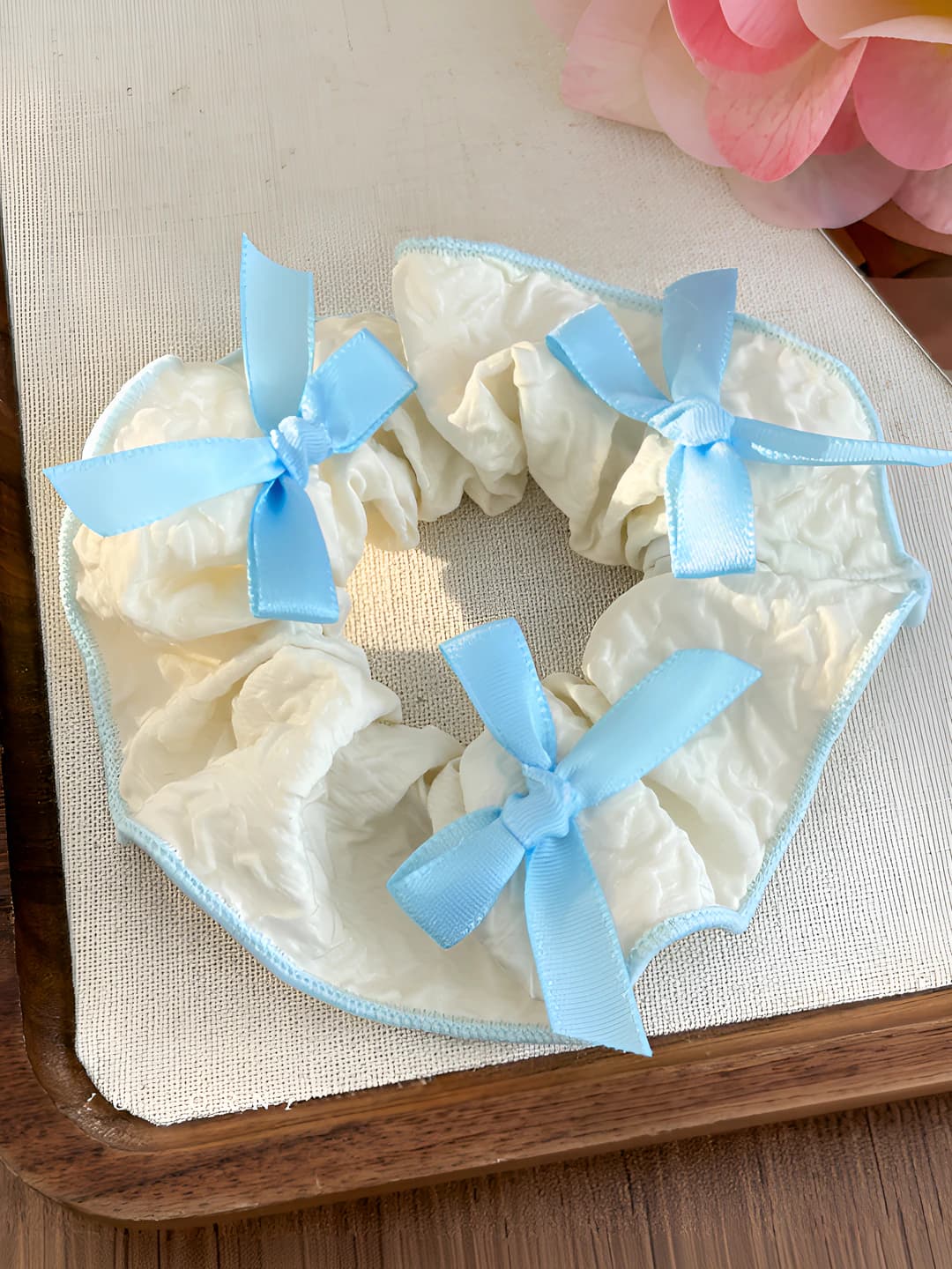 Blue-white bow, white 10 cm