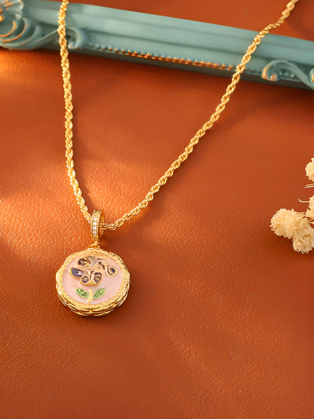Pink retro necklace