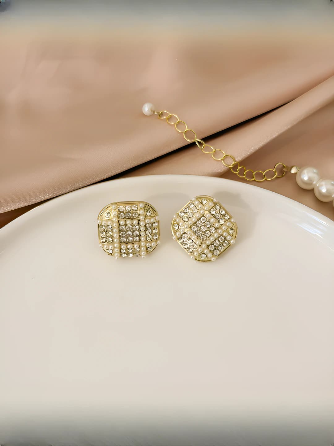Clip style: Gold pearl diamond-set clips