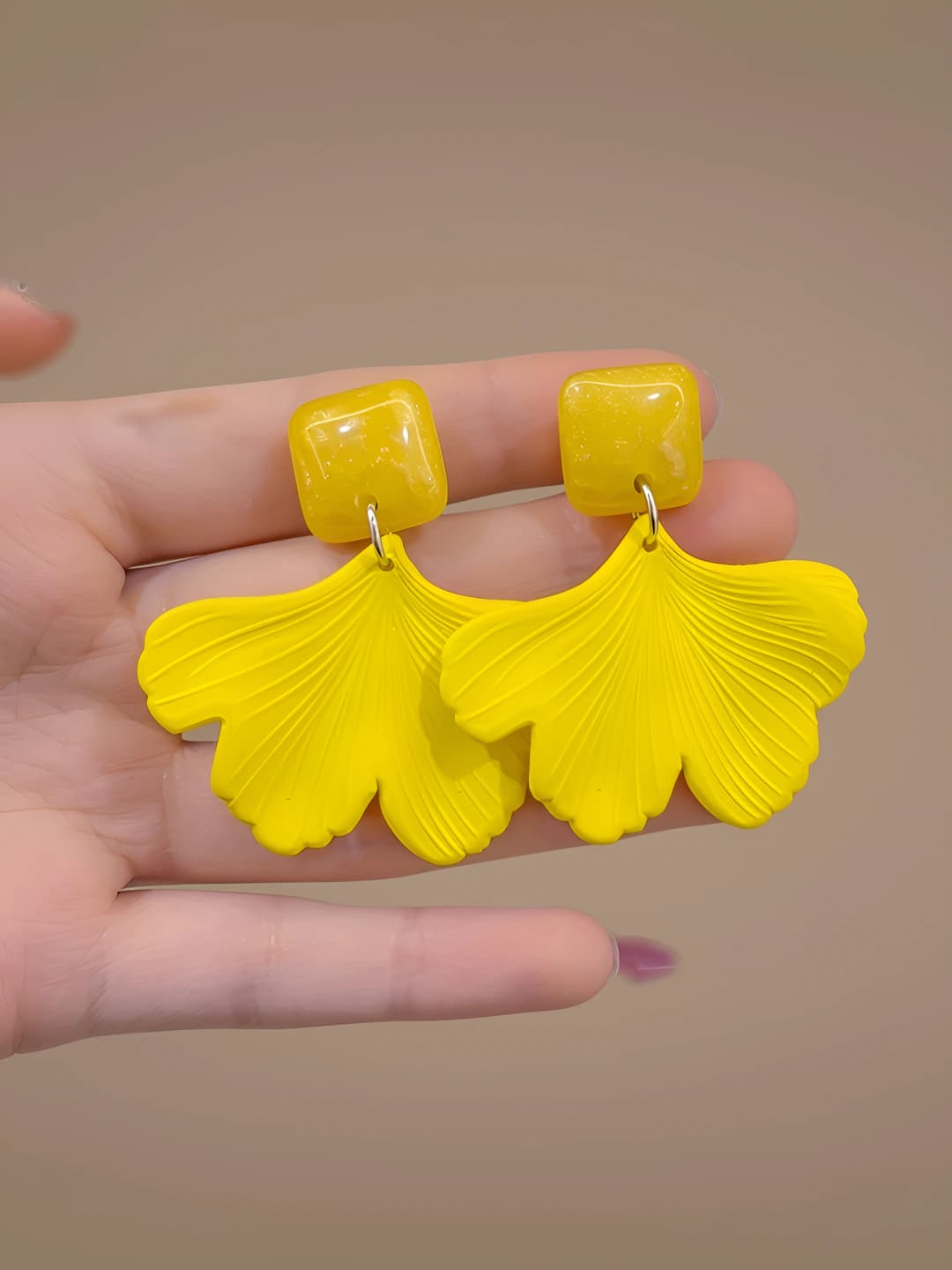Жёлтые кленовые зажимы для ушей