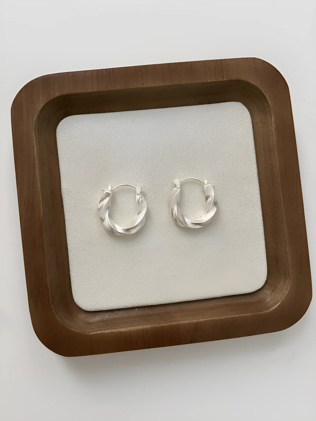 Women's French retro hoop earrings with geometric twist pattern