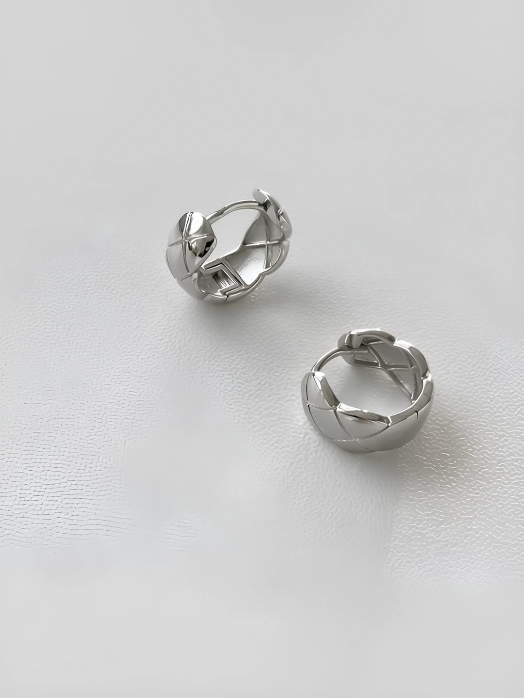 Diamond pattern earrings, gold tone
