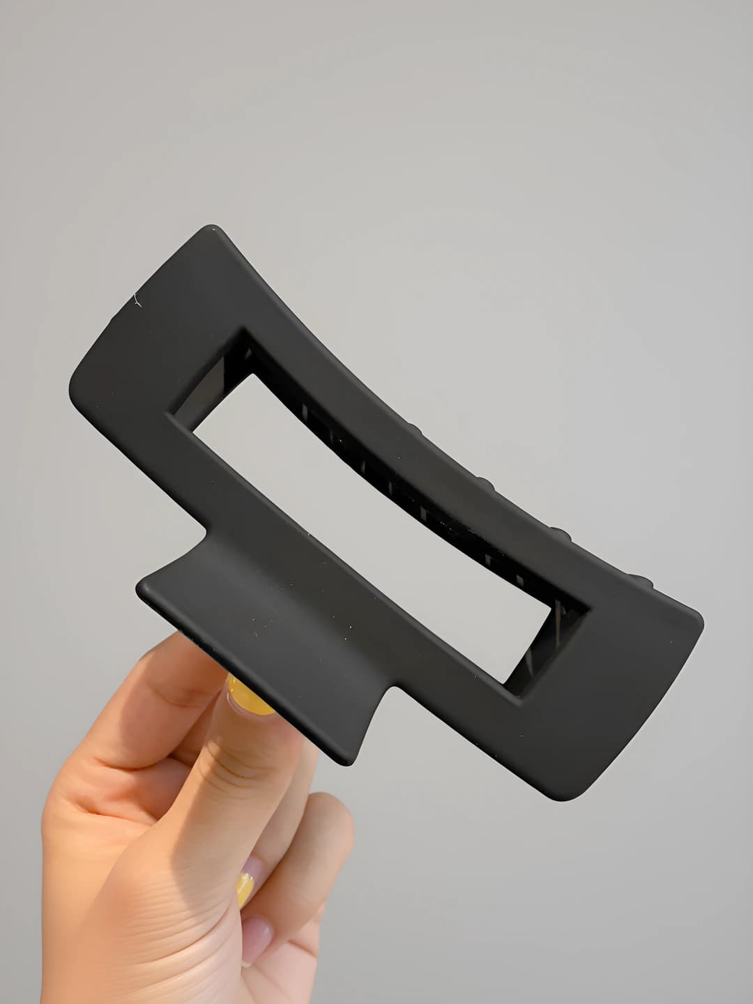 Black square clip, length 10 cm, width 4.5 cm
