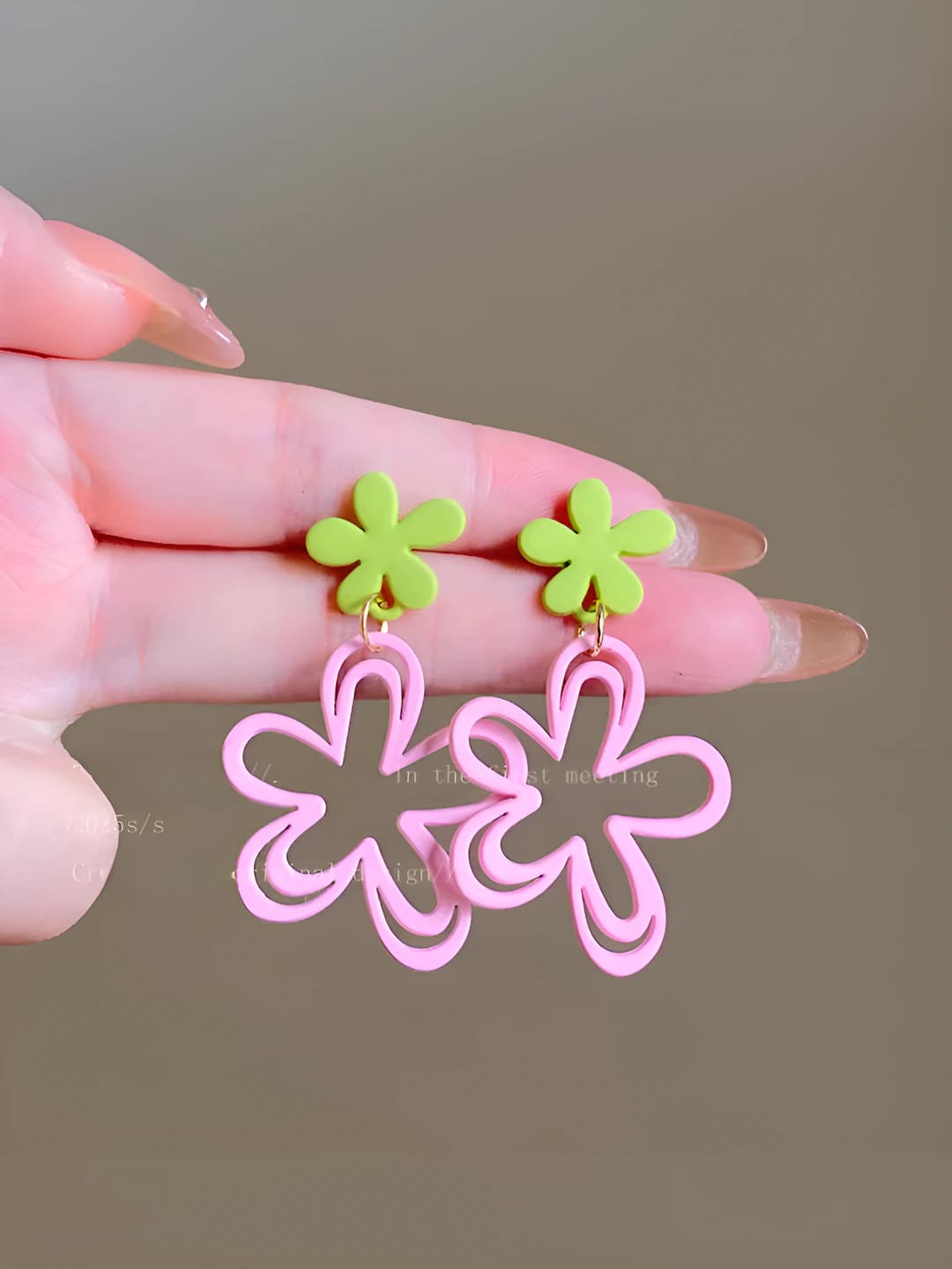Green-pink cut-out flower earrings - 4.6 cm