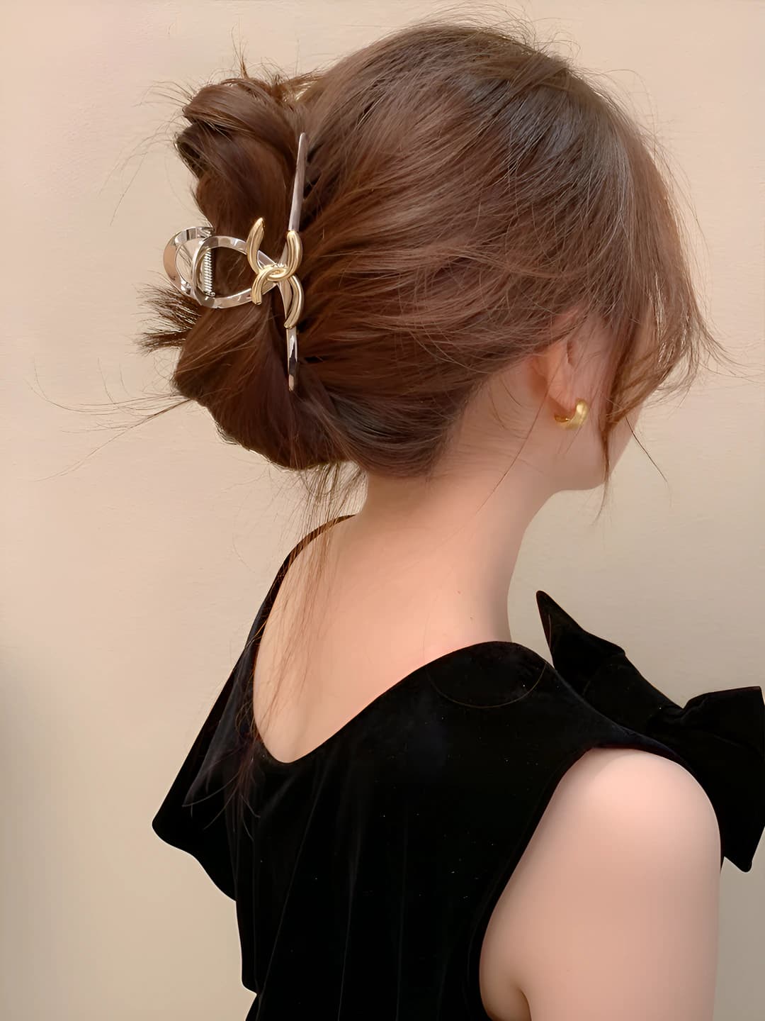 Women's metal letter hair clip, spring-summer style, cold aesthetic, premium feel, back of head shark clip