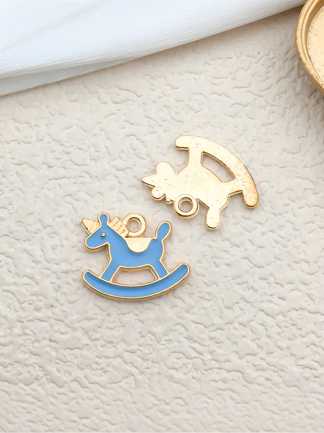 1 pc Light blue rocking horse 15.7x12.7mm-0.8g