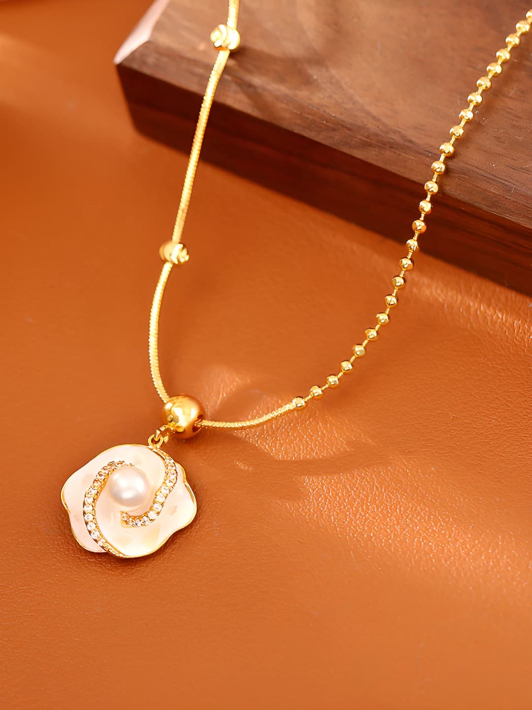 Women's flower pendant necklace with enamel drop effect, made of brass with real gold plating